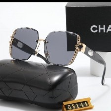 CHANEL 샤넬 옆장식