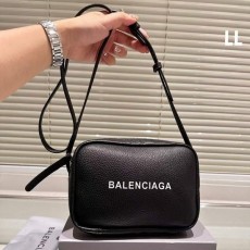 BALENCIAGA 발렌시아가 카메라백