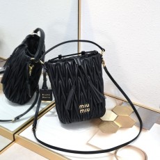 MIUMIU 미우미우 나파 가죽 버킷백