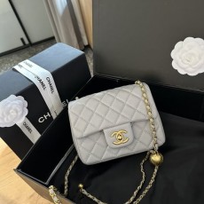 CHANEL 샤넬 뉴미니 플랩백 램스킨 & 골드 메탈 라이트 그레이 다이아몬드 패턴 램스킨 가죽 체인골든볼