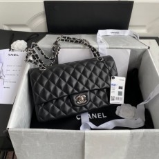 CHANEL 샤넬 클래식 미듐 램스킨 은장 플랩백