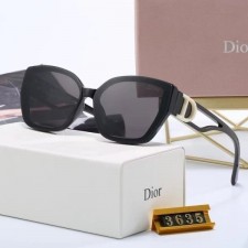 DIOR 디올 옆 D마크