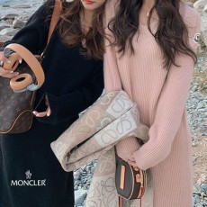 MONCLER 몽끌레어 러블리브이넥니트OPS