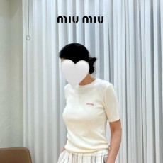 MIUMIU 미우미우 자수로고 라운드 니트