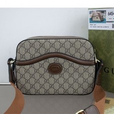 GUCCI 인터로킹 G 디테일의 메신저백