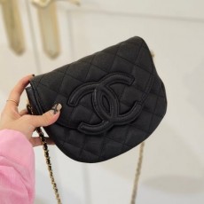 CHANEL	샤넬 반달플랩백 블랙 캐비어