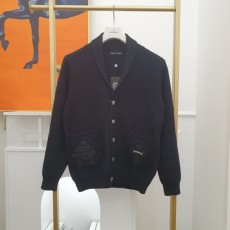 크* 23FW 로고 장식 숄 가디건