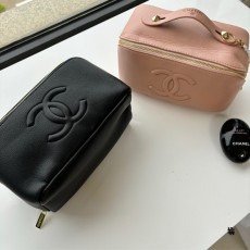 CHANEL 샤넬  엠보로고 메이크업 파우치