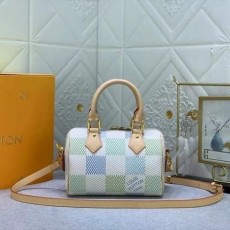 LOUIS VUITTON 빅아주르 미니 반둘리에