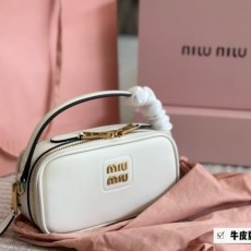 MIUMIU 미우미우 가죽 미니숄더백