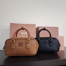 MIUMIU 미우미우  아르카디 가죽 백 (볼링백)