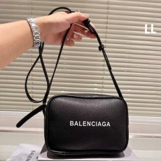 BALENCIAGA 발렌시아가 카메라 백