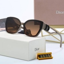 DIOR 디올 옆 D마크